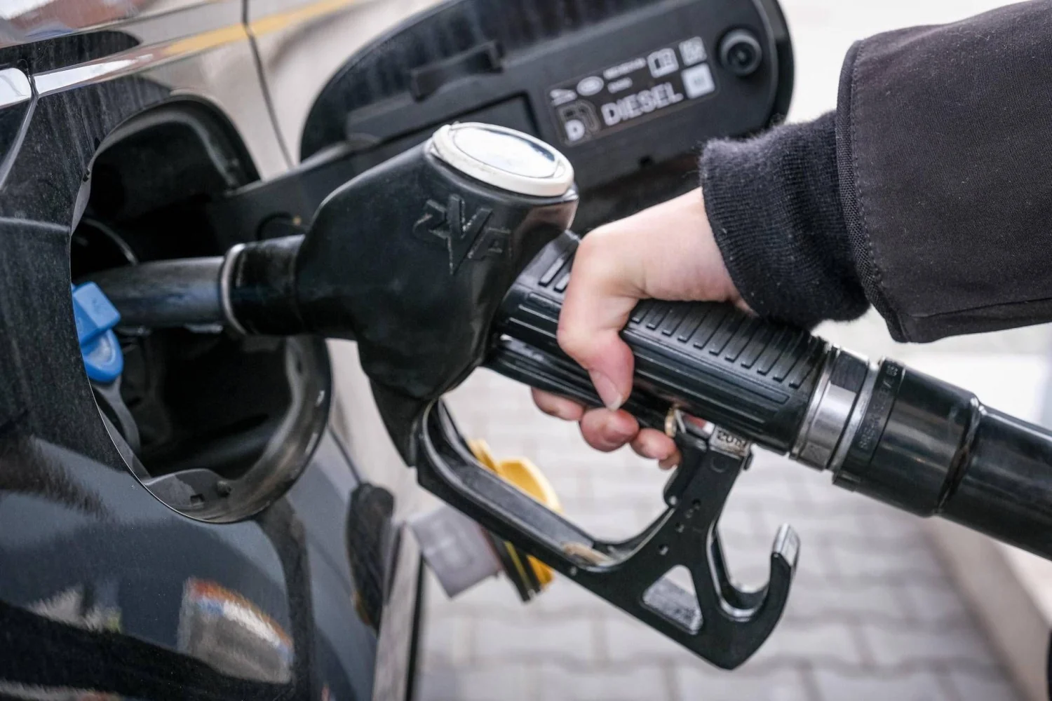 Tregua EUA-Irã não derruba preço dos combustíveis: por que gasolina e diesel seguem altos