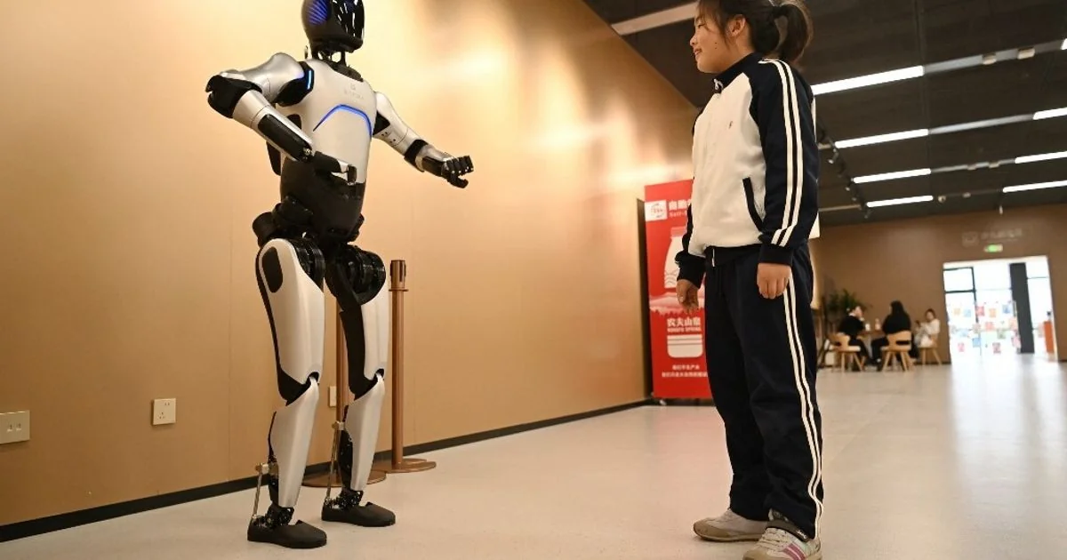 Treinamento de robôs humanoides: trabalhadores mal pagos ensinam a IA que os substituirá