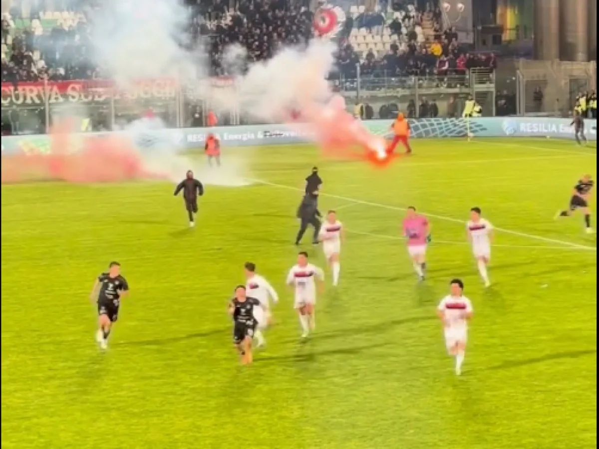 Três ultras do Foggia presos após invasão de campo em Monopoli; partida suspensa por 11 minutos