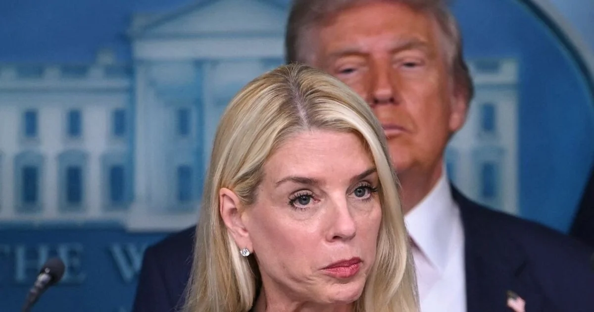 Trump demite Pam Bondi em meio ao caso Epstein e erosão do Departamento de Justiça