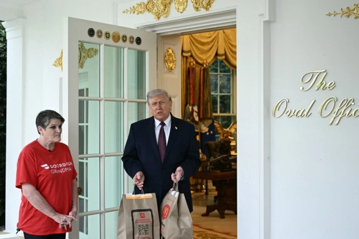 Trump transforma entrega do McDonald's na Casa Branca em gesto político e dá US$100 de gorjeta