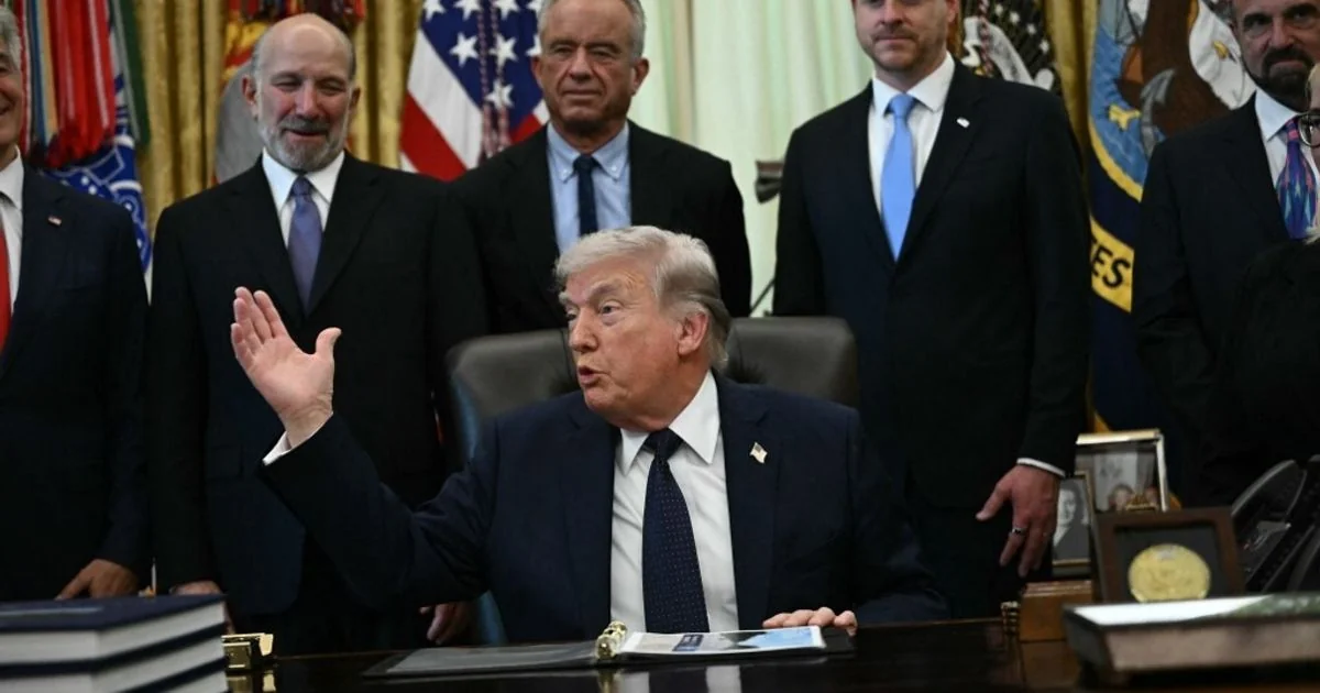 Trump reforça pressão sobre o Irã, nega uso de armas nucleares e afirma controle do Estreito de Hormuz
