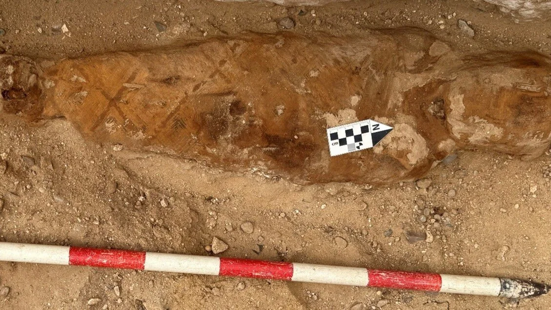 Tumba romana com objetos de ouro e múmias, incluindo papiro da Ilíada, é descoberta ao sul do Cairo