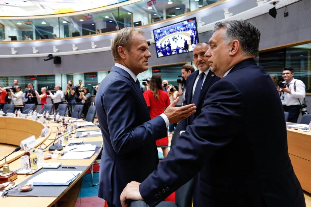 Tusk acusa Orbán de bloquear ajuda a Kiev: “O plano ideal para Putin” em jogo energético e geopolítico