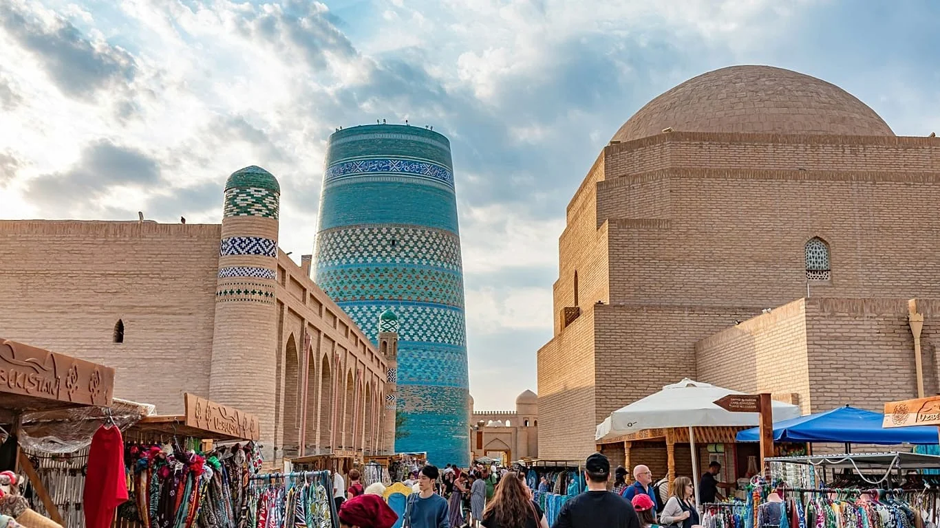 Uzbequistão lança comboio rápido Tashkent–Khiva: como chegar e o que descobrir em Khiva