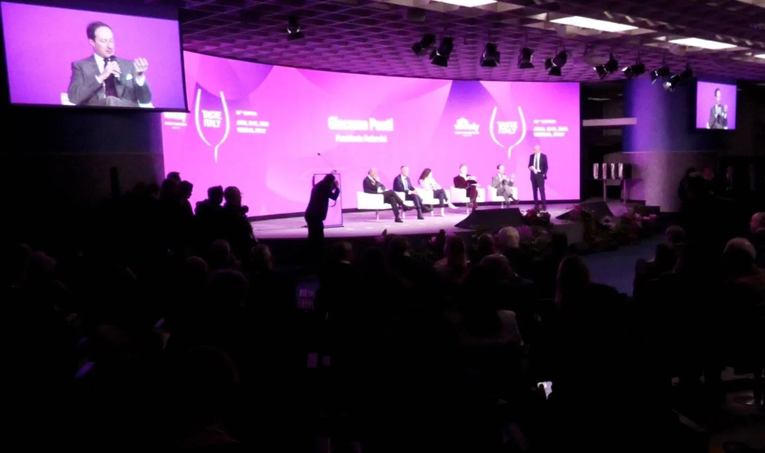 Vinitaly 2026: sistema Itália unido acelera exportação e atrai 4 mil empresas a Verona