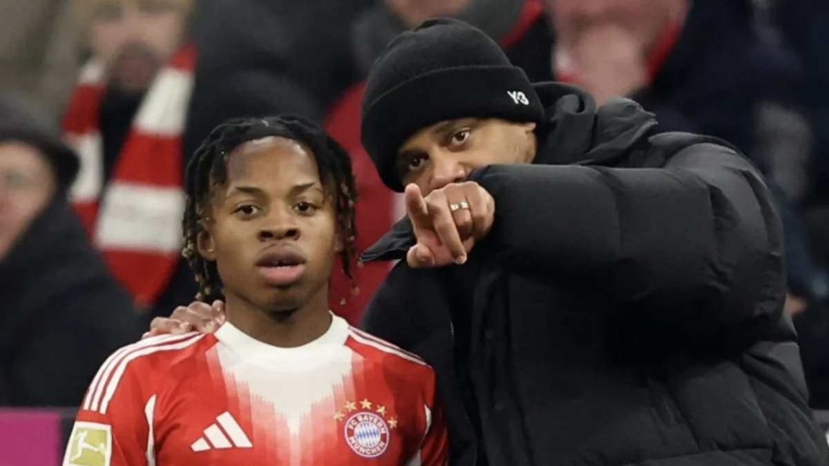 Wisdom Mike dorme durante discurso de Kompany e é punido pelo Bayern de Munique