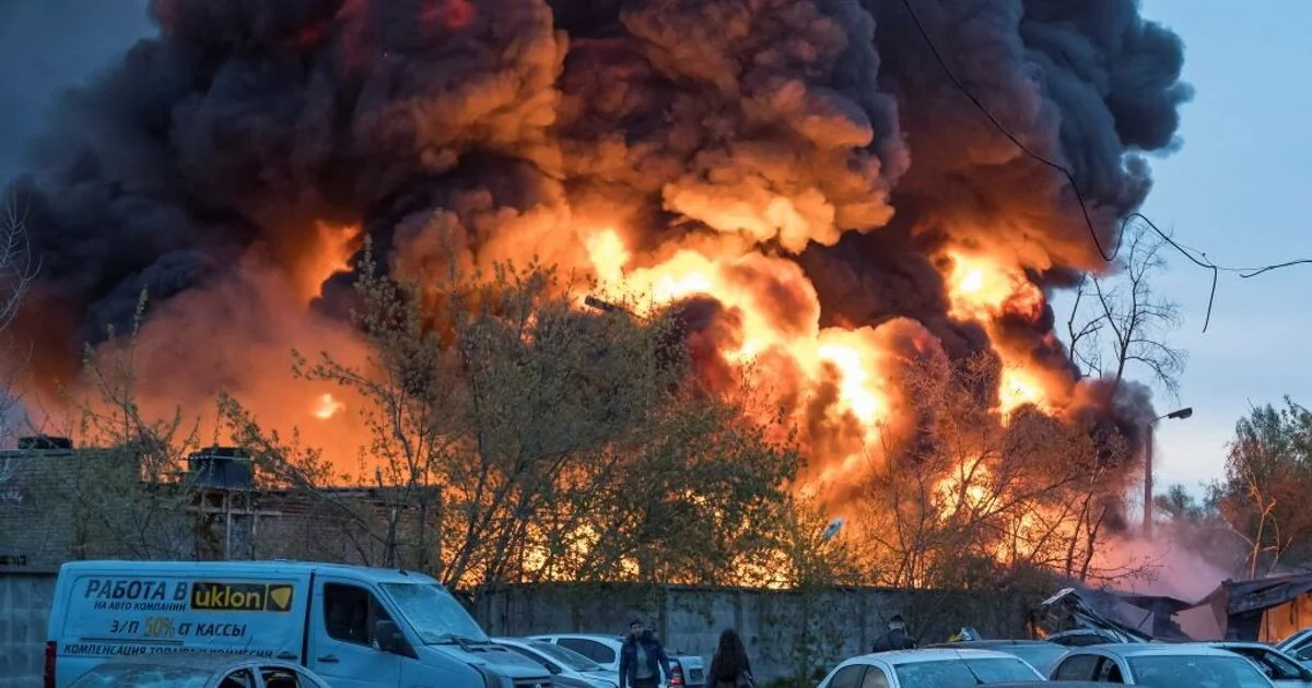 Zelensky acusa a Rússia de 'terrorismo nuclear' em Chernobyl; ataques com drones atingem refinaria e fábrica de fertilizantes na Rússia