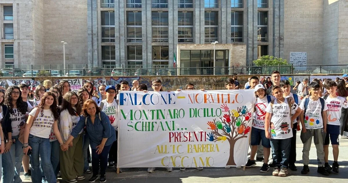 Estudantes fazem abraço simbólico ao Palácio da Justiça de Palermo em ato pela cultura antimáfia