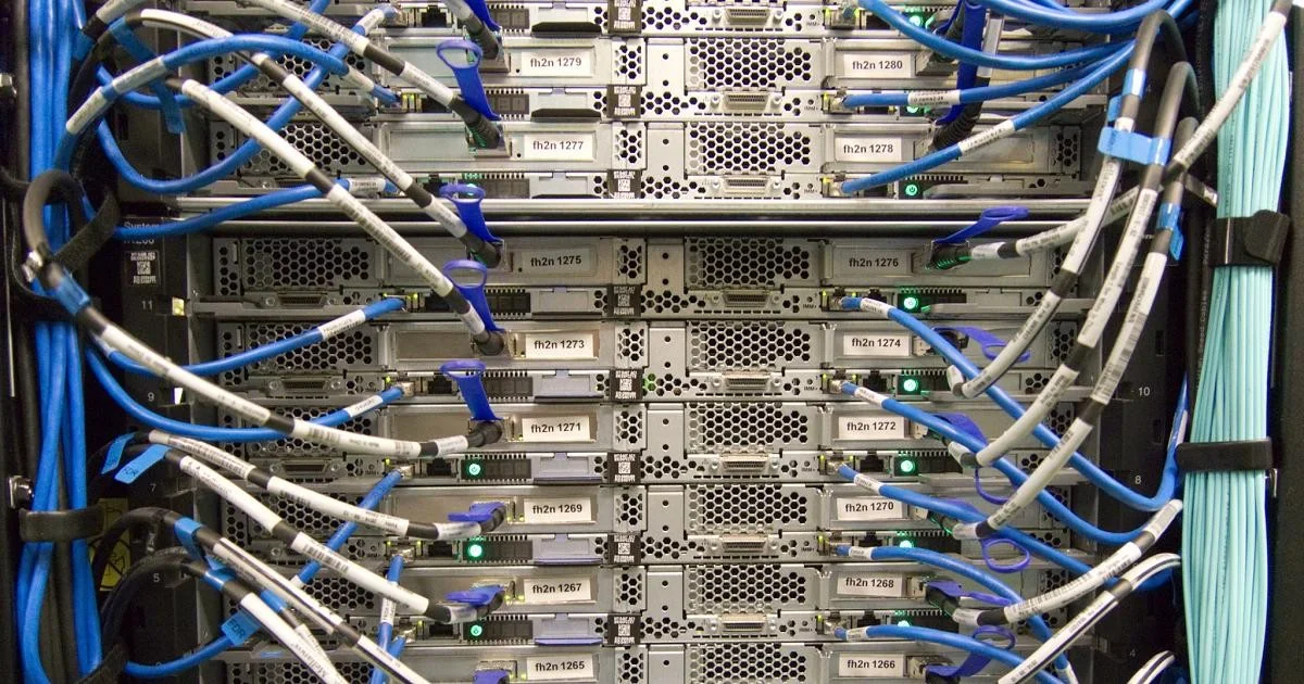 Relatório Agcom 2025: queda da audiência televisiva e avanço da hiperconexão residencial na Itália