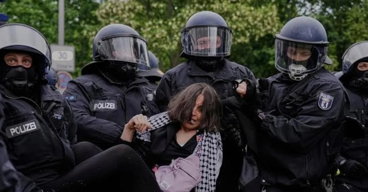 Alemanha classifica solidariedade pró‑Palestina como 'extremismo' e transforma símbolos em ameaça à democracia