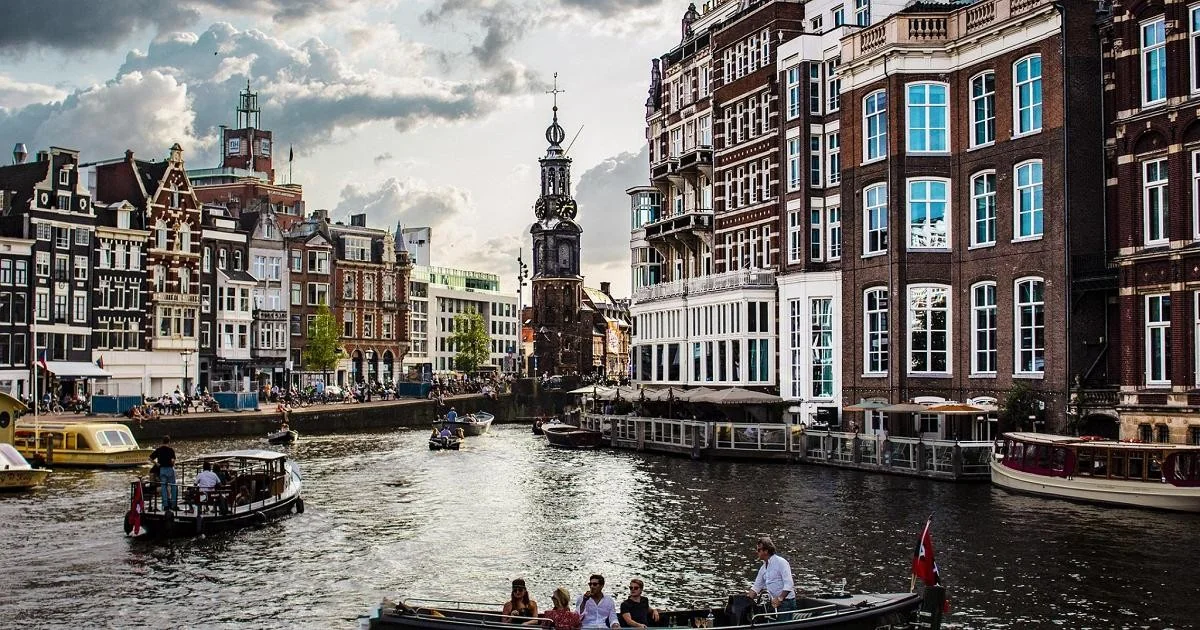 Amsterdã proíbe anúncios públicos de carne e combustíveis fósseis rumo ao impacto zero