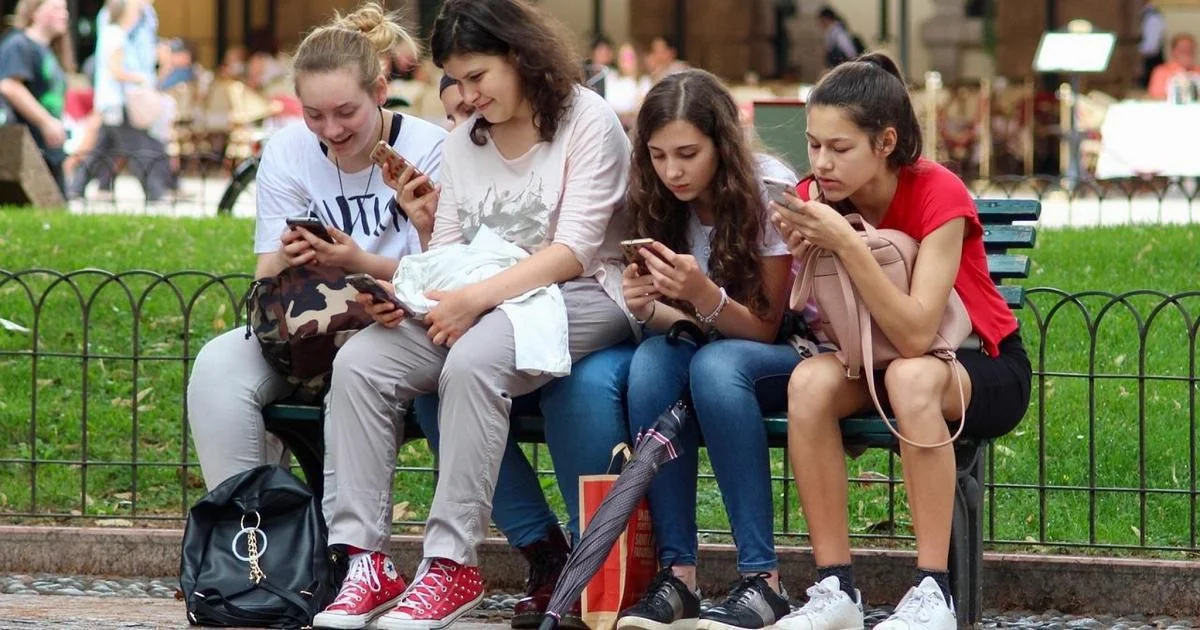 Ansiedade da inteligência artificial cresce entre a Geração Z nos EUA; entusiasmo cai 14%