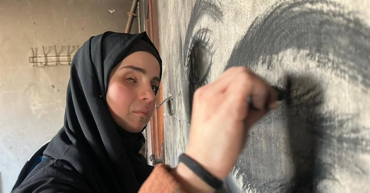 Areej Al-Saafin: o preço humano da guerra em Gaza — jovem artista perde o olho direito após disparos do IDF