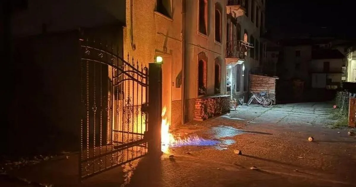 Casa do jornalista Adriano Cappellari é alvo de ataque com garrafas incendiárias em Enego (Vicenza)