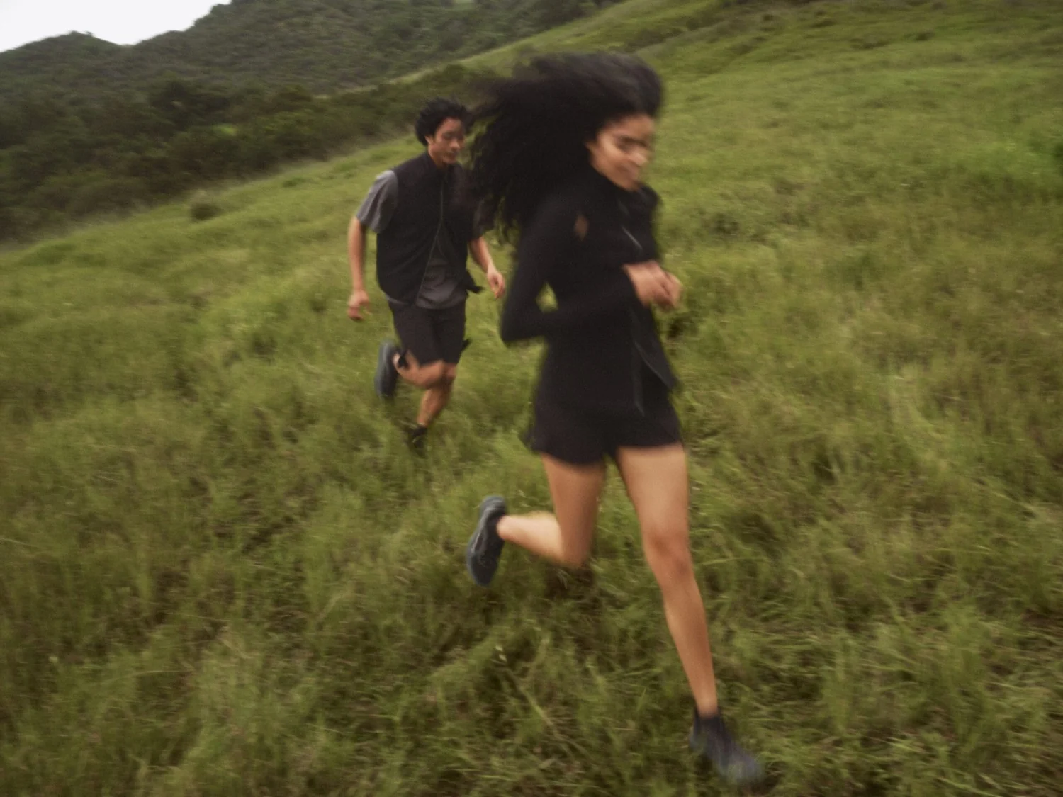 Athleisure e a Gen Z pós-Ozempic: como o guarda-roupa ativo virou roteiro do cotidiano