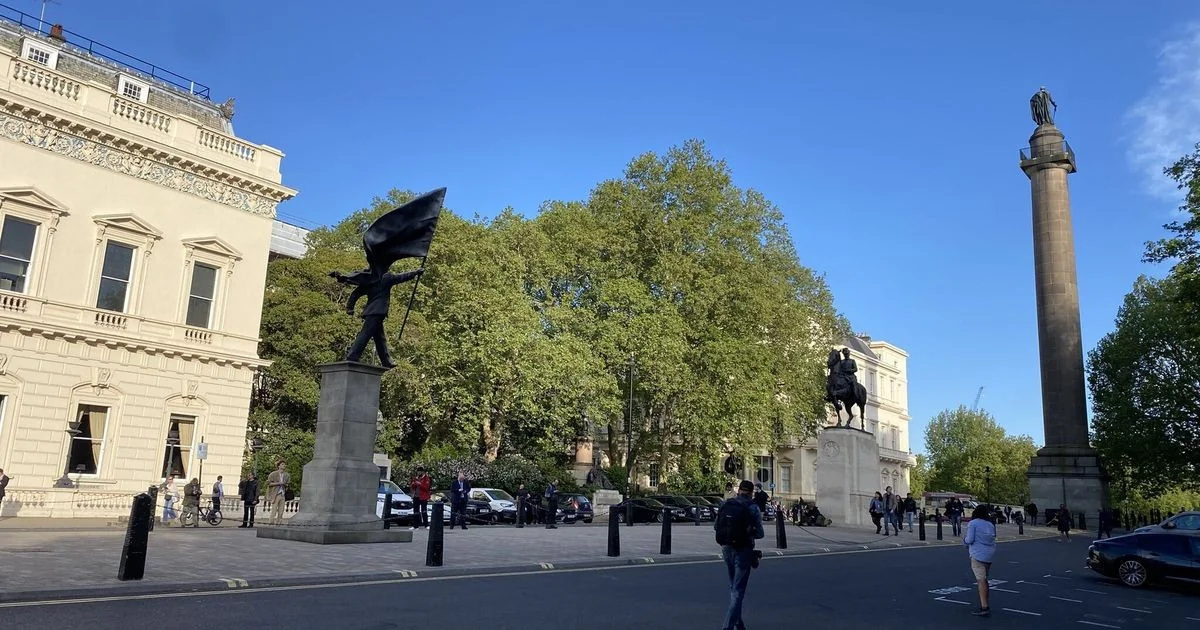 Banksy instala estátua em Waterloo Place, crítica ao imperialismo no coração de Londres