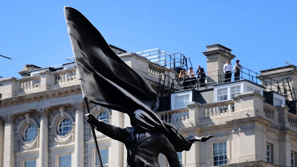 Banksy reaparece em Londres com estátua surpresa em Waterloo Place e provoca sobre o imperialismo