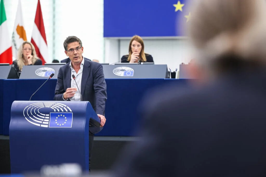 Surpresa no Parlamento: Co-líder dos Verdes Bas Eickhout anuncia demissão irrevogável