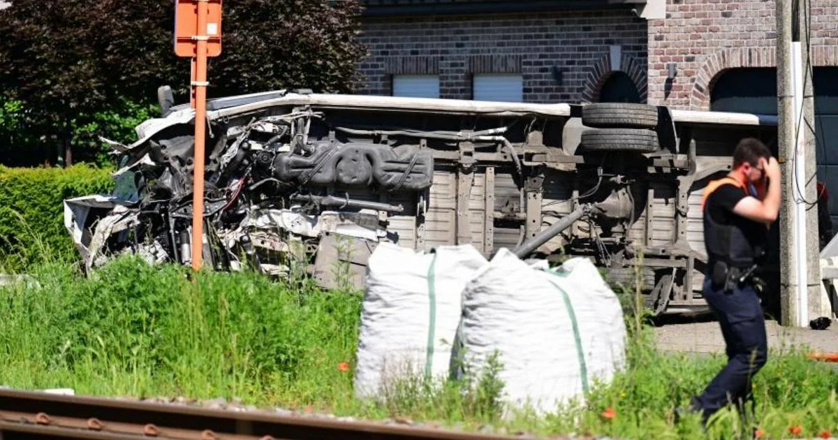 Bélgica: ônibus escolar atingido por trem em Buggenhout deixa quatro mortos; investigação em curso