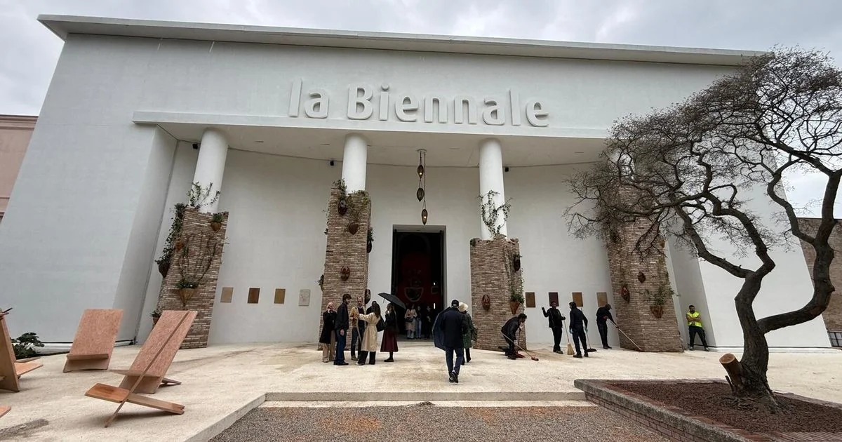 Biennale di Venezia 2026: 5 pavilhões (mais um) imperdíveis entre polêmica e poesia viva