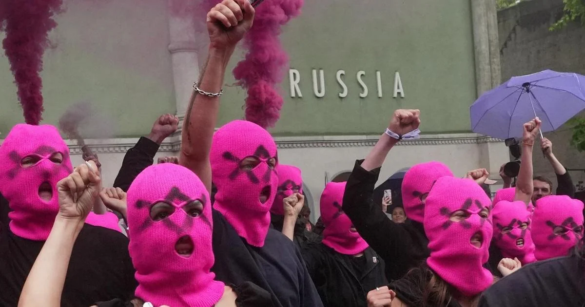 Biennale de Veneza vira palco de tensão: Pussy Riot protesta e embaixador russo acusa 'diktat' da UE