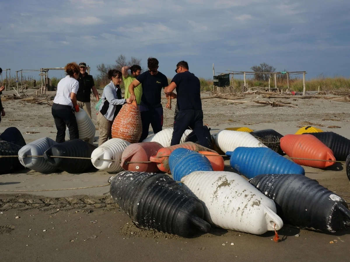 Boias de mitilicultura retiradas do Delta do Po viram brinquedos para rinocerontes, gibões e cangurus