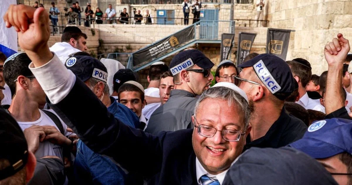 Bolo com 'laço' no aniversário de Itamar Ben-Gvir e policiais entre convidados provocam crise política em Israel