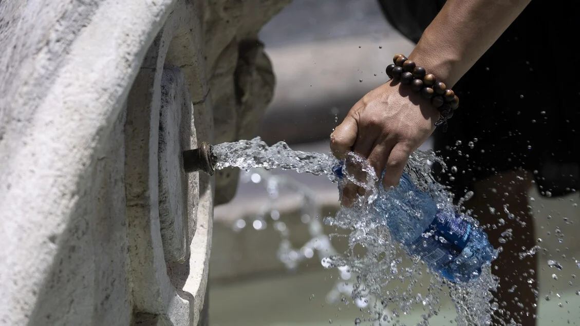 Calor cede a partir de amanhã: hoje cinco cidades com bollino rosso; Genova será a única em aviso amanhã
