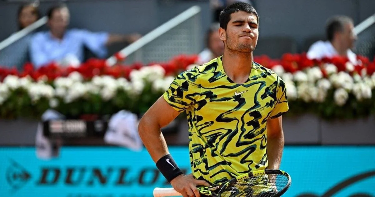 Carlos Alcaraz desiste de Wimbledon e Queen's por lesão no pulso; retorno mira temporada na América do Norte