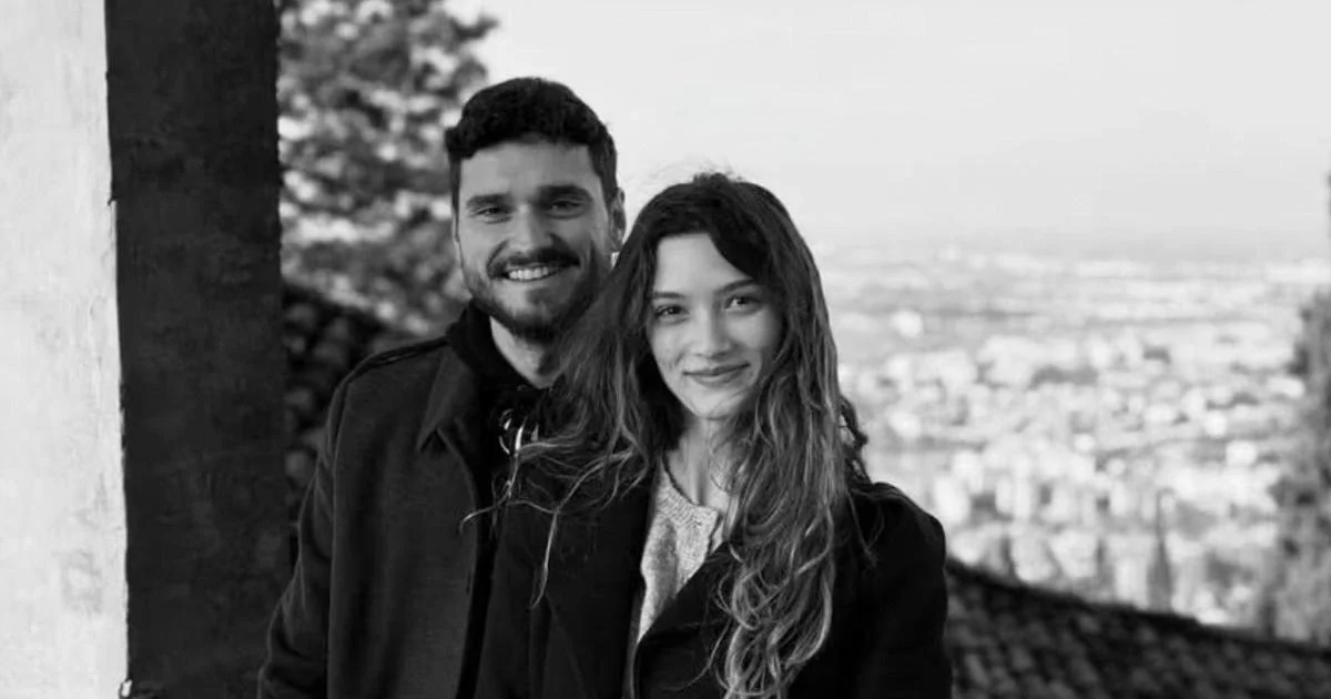 Casal morre em acidente de scooter: corpos encontrados em fosso por dois runners em Tribiano