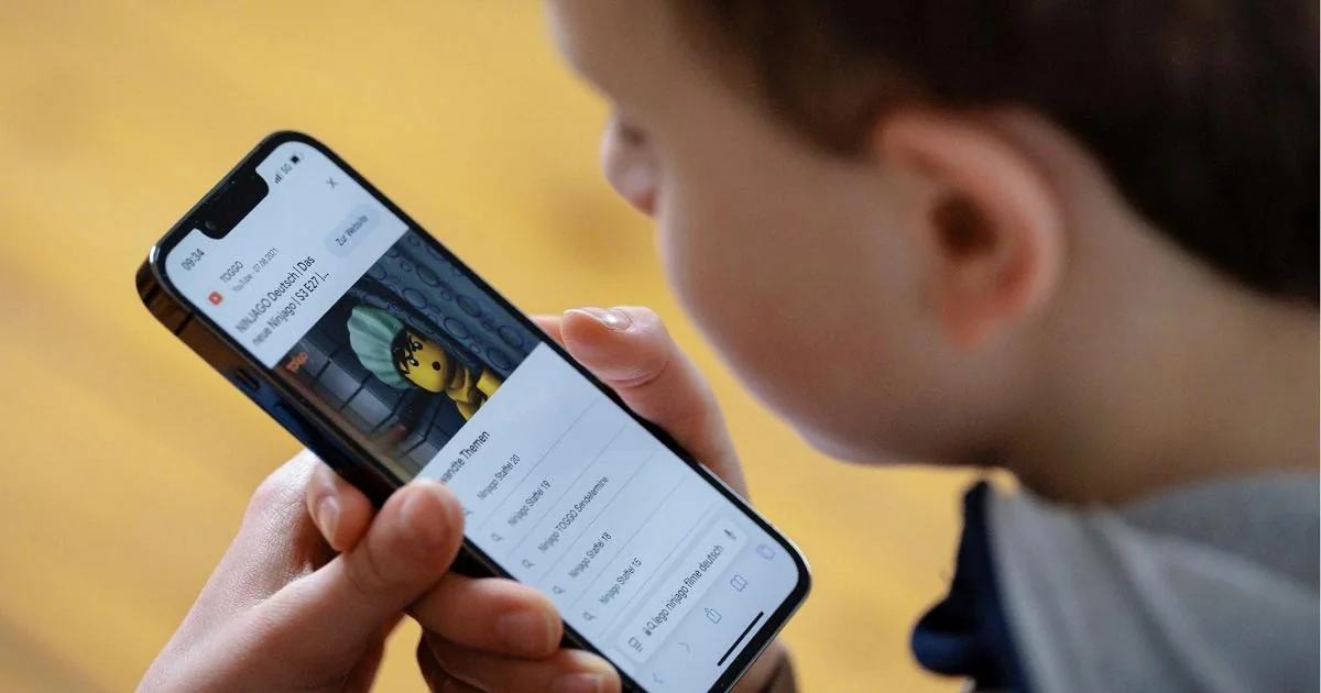 Censis: 46,4% dos pais autorizam o uso do smartphone antes dos 10 anos, aponta relatório