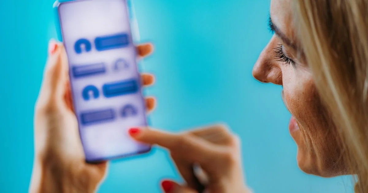 Chatbots e IA: quando os companheiros virtuais viram risco de dependência psicológica