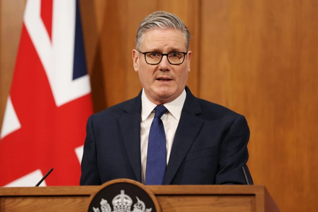Colapso do bipartidismo no Reino Unido: Reform UK capitaliza derrota de Labour e Tories