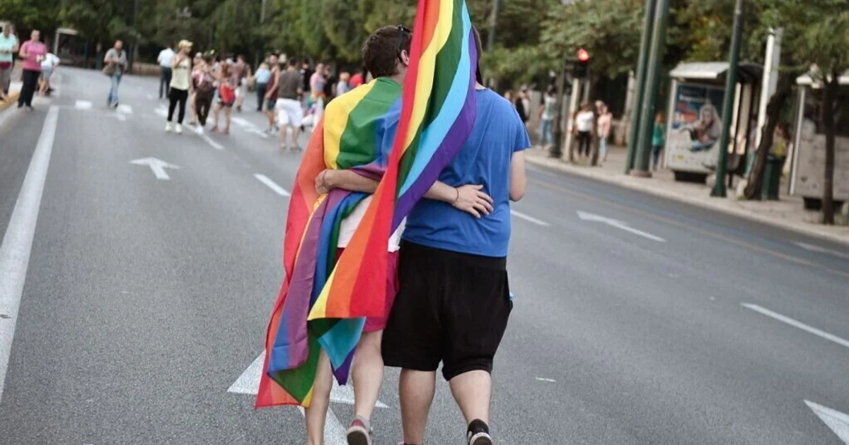 Corte Constitucional reconhece pensão de reversibilidade a parceiro de casal gay casado no exterior antes de 2016