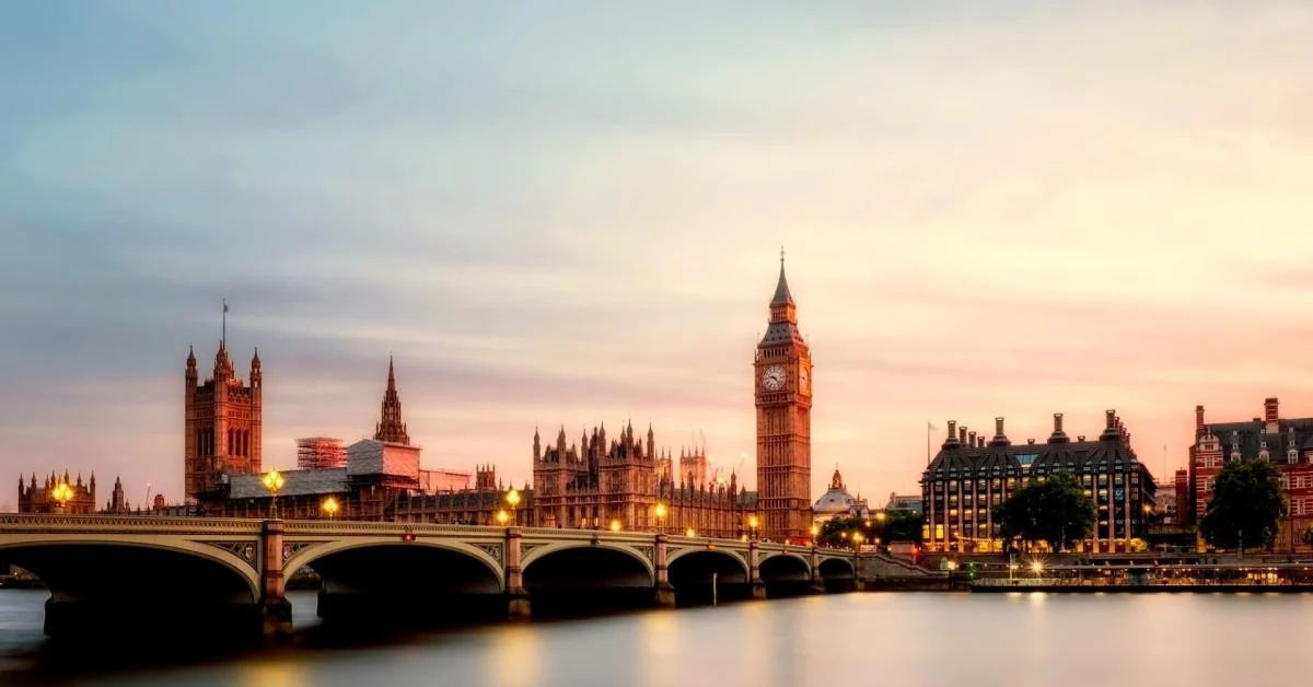 Declínio energético britânico e escalada estratégica no Mediterrâneo: Londres recua enquanto Atenas endurece