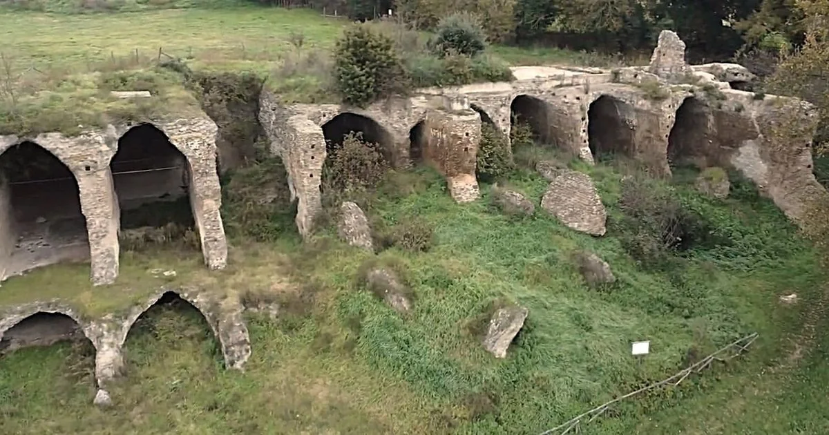 Descoberto o fórum de Ocriculum: rara fonte octogonal revela o coração perdido da cidade romana