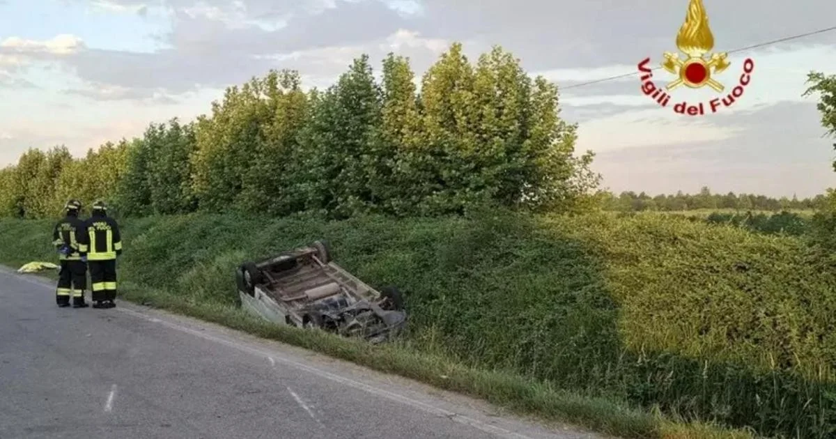 Dois jovens de 25 anos morrem ao serem atropelados em Roncoferraro; van capotou em fossado