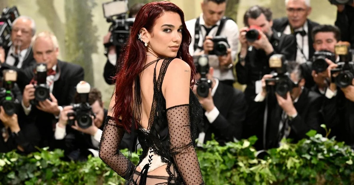 Dua Lipa processa Samsung nos EUA por uso não autorizado de imagens em TVs; pede US$ 15 milhões