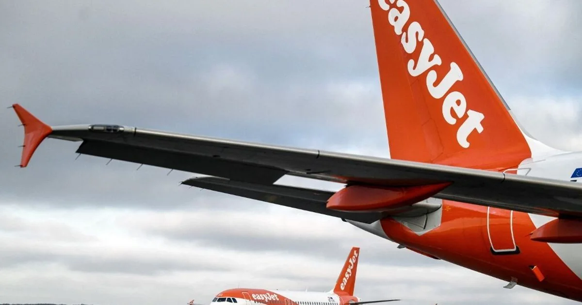 Voo EasyJet desvia para Roma após detecção de power bank em bagagem despachada