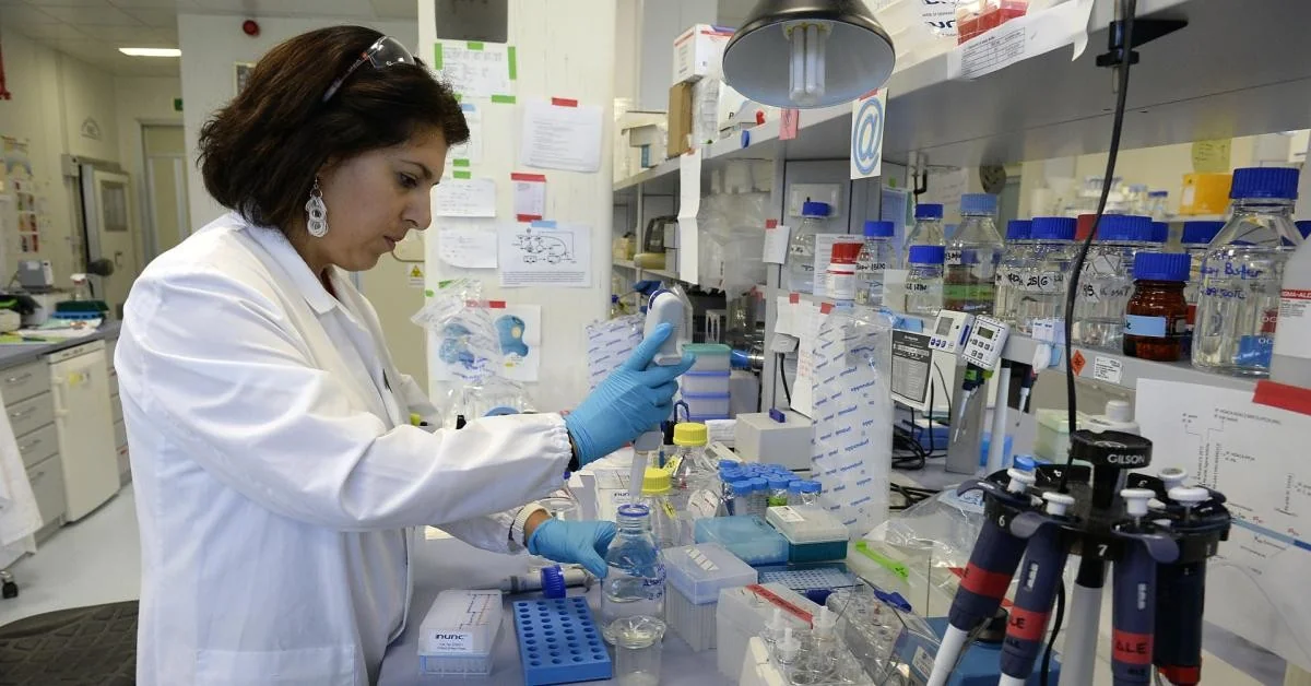 Ebola e a burocracia do fim do mundo: simulações, biolaboratórios militares e a emergência como modo de governo