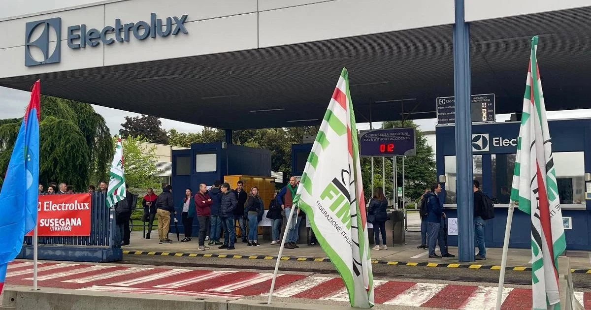 Electrolux anuncia corte de 1.700 empregos na Itália e fecha unidade em Cerreto d'Esi; Governo convoca reunião em 25 de maio