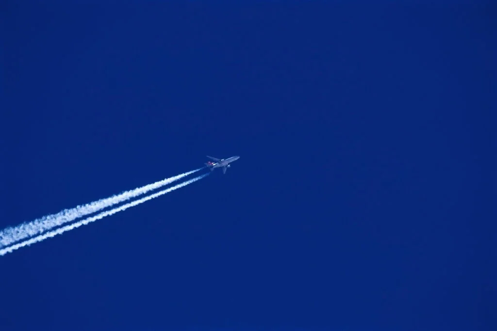 Emissões da aviação disparam na Europa: modelo low cost sob fogo cruzado