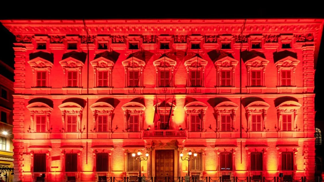 150 cidades iluminam monumentos de vermelho para visibilizar a esclerose múltipla