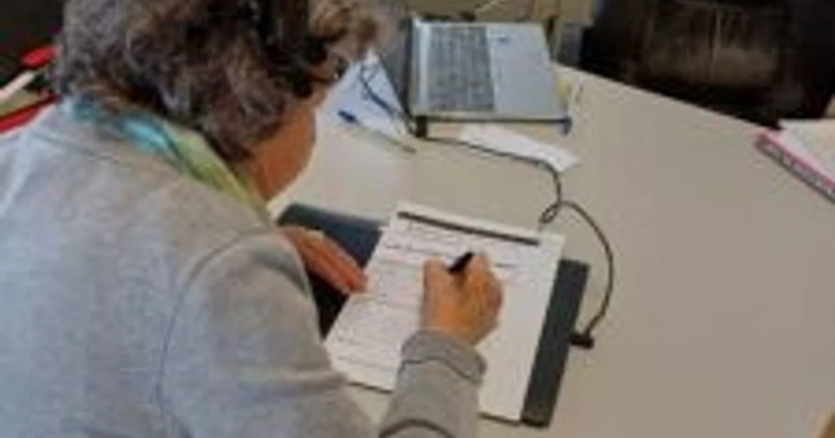 Escrita lenta como alerta: novo estudo liga ritmo da escrita ao declínio cognitivo em idosos