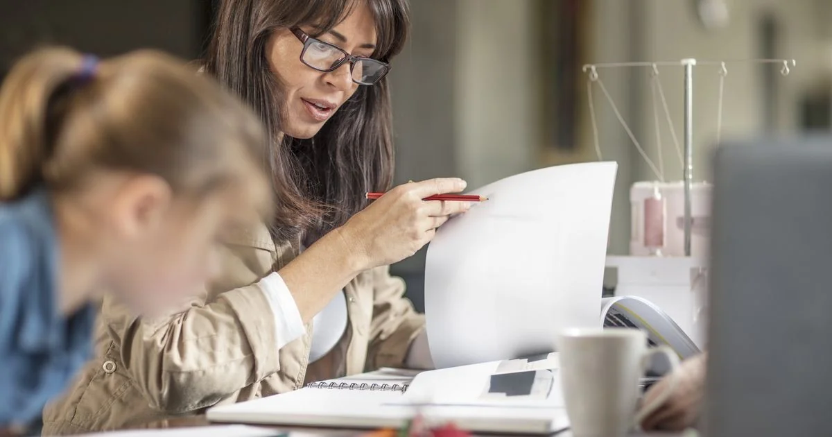 Estudo desmonta mito: o trabalho materno não prejudica o desenvolvimento dos filhos, dizem cientistas
