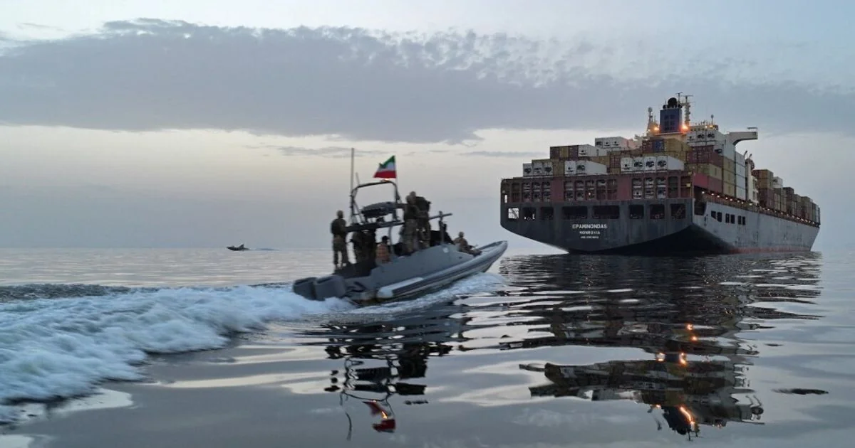 EUA atacam instalações de mísseis no sul do Irã: Teerã denuncia violação do cessar-fogo enquanto delegação chega a Doha