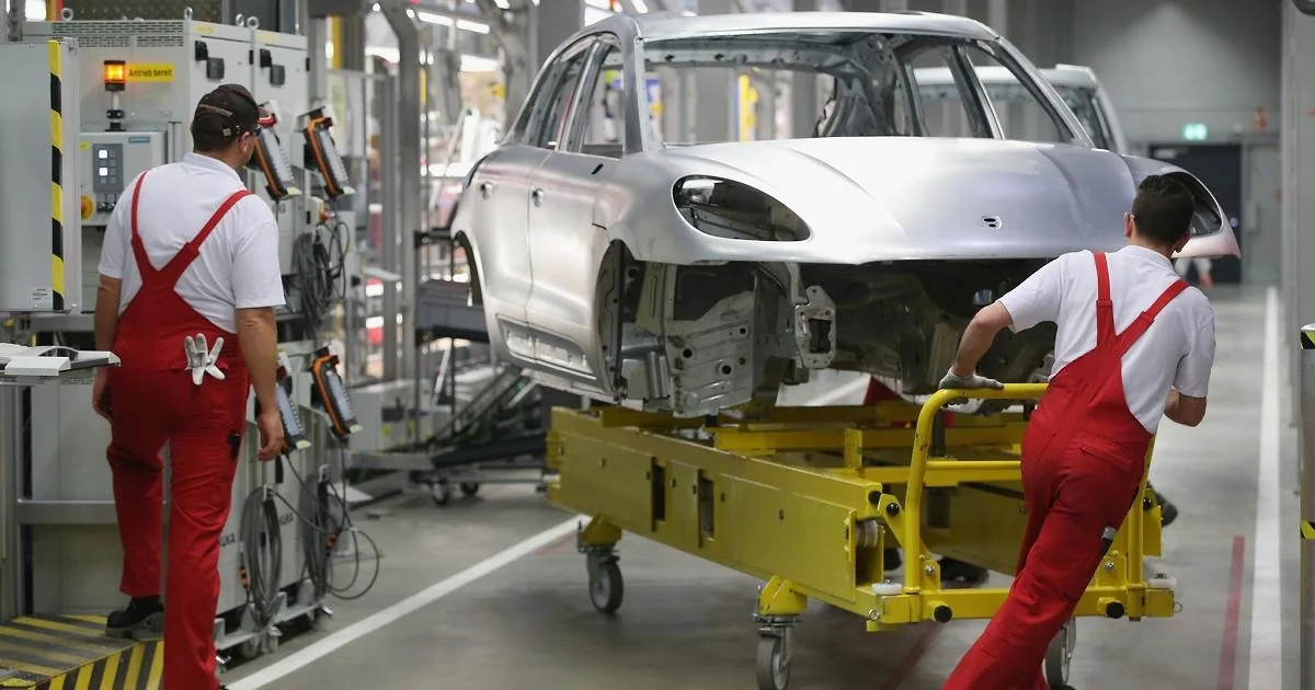 Trump eleva tarifas sobre automóveis da UE para 25% e tensiona comércio global