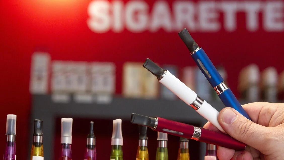 FDA autoriza, pela primeira vez, sabores de fruta em cigarros eletrônicos para adultos