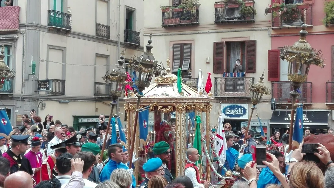 Festa de Sant'Efisio em Cagliari: tribunas lotadas e 4 mil figurantes na procissão
